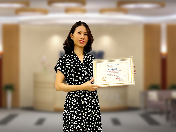 Chị Phạm Thanh Tâm - Thủ kho 1 - Công ty TNHH Dược phẩm Á Âu nhận Giấy chứng nhận thâm niên công tác